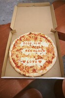 「Lov U」のリリース発表時に贈られたピザ。