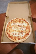 「Lov U」のリリース発表時に贈られたピザ。