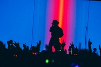 理名（Vo）のシルエット。（撮影：冨田味我）