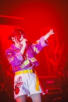 拳を掲げて歌う理名（Vo）。（撮影：冨田味我）