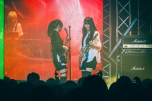 左から朱李（B）、夕莉（G）。（撮影：冨田味我）