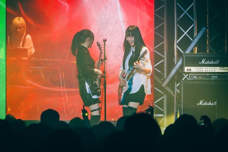 左から朱李（B）、夕莉（G）。（撮影：冨田味我）