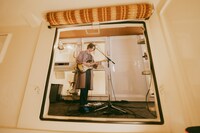 Sakurashimejiのライブ演奏の様子。