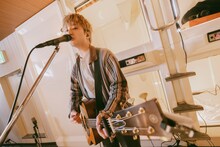 Sakurashimejiのライブ演奏の様子。