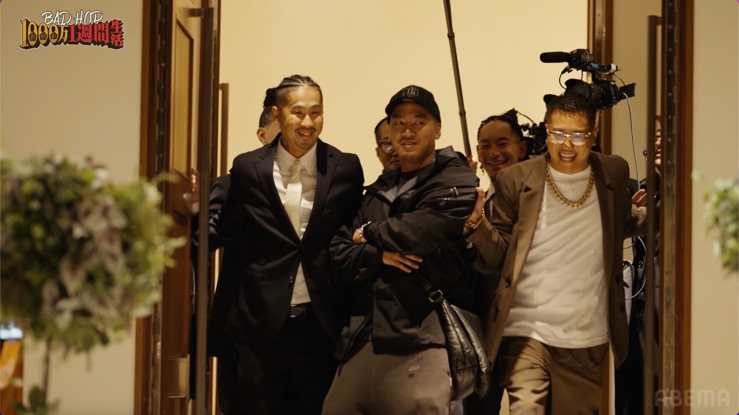 「BAD HOP1000万1週間生活～緊急！メンバーがドッキリで出会った女性と本当に結婚しちゃったスペシャル～」より。（c）AbemaTV,Inc.