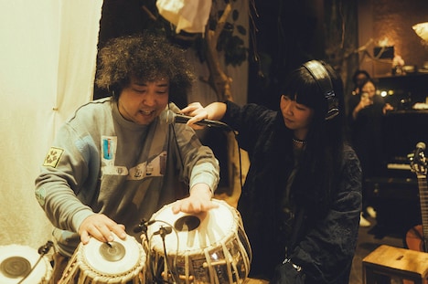 U-zhaanと青葉市子。(撮影:横山マサト)