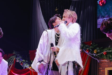 桜木雅哉（右）の頬に唇を寄せる大倉空人（左）。（撮影：HannaTAKAHASHI）