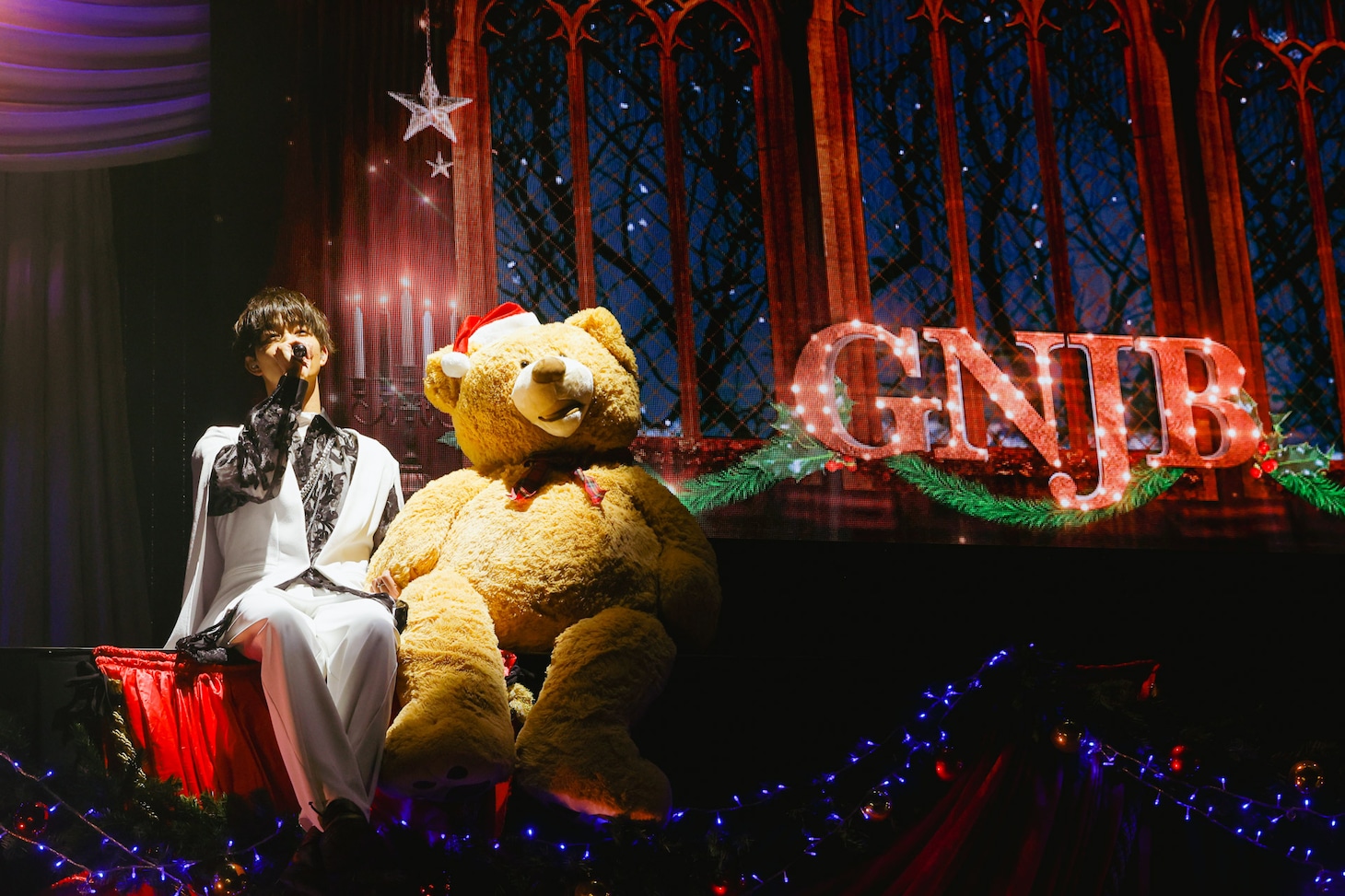 クマさんと手をつなぐ吉澤要人。（撮影：HannaTAKAHASHI）