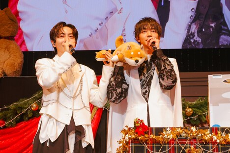 柴犬（小）を持つ長野凌大と、柴犬（大）を持つ吉澤要人。（撮影：HannaTAKAHASHI）