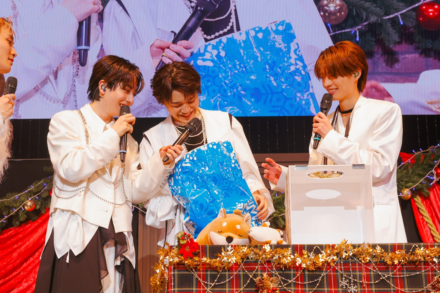 プレゼントを覗き込む大倉空人（中央）。（撮影：HannaTAKAHASHI）