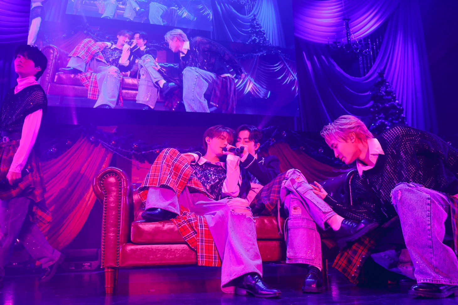 「美しい人」のパフォーマンスの様子。（撮影：HannaTAKAHASHI）