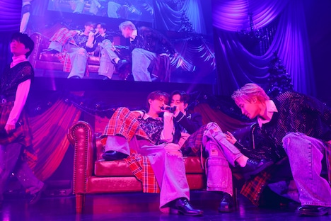 「美しい人」のパフォーマンスの様子。（撮影：HannaTAKAHASHI）