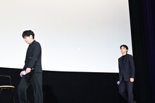 映画「【推しの子】-The Final Act-」の公開記念舞台挨拶に登場した二宮和也（左）、櫻井海音（右）。