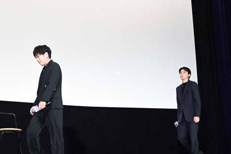 映画「【推しの子】-The Final Act-」の公開記念舞台挨拶に登場した二宮和也（左）、櫻井海音（右）。