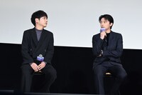 トーク中の二宮和也（左）、櫻井海音（右）。