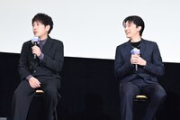 トーク中の二宮和也（左）、櫻井海音（右）。