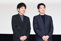 腕を組む二宮和也（左）、櫻井海音（右）。