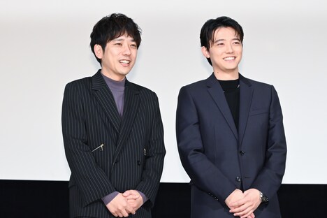 腕を組む二宮和也（左）、櫻井海音（右）。