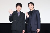 手を振る二宮和也（左）、櫻井海音（右）。