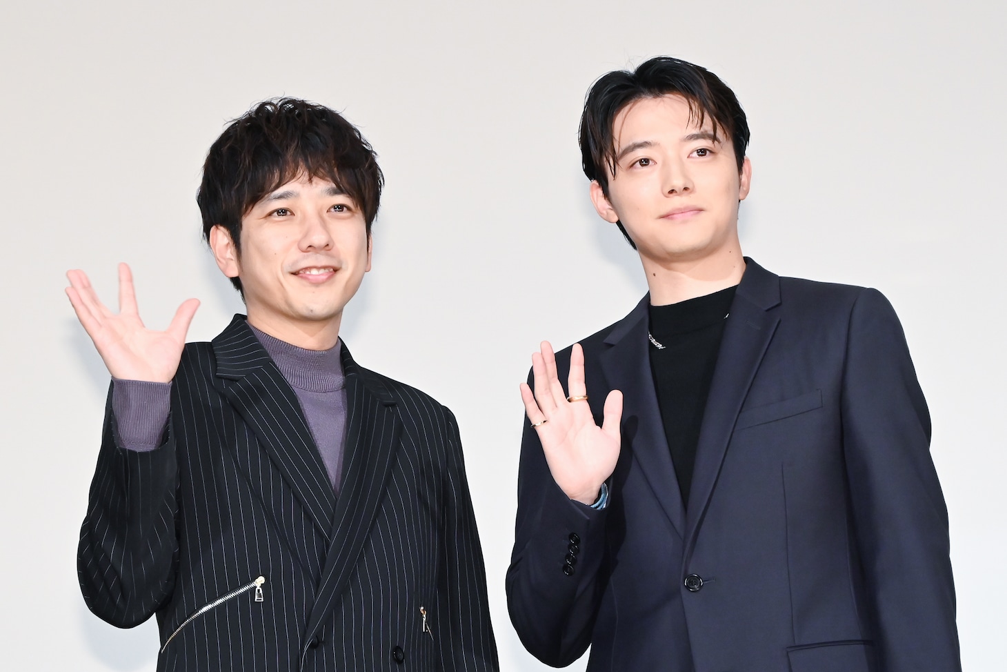 手を振る二宮和也（左）、櫻井海音（右）。