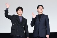 ムービーカメラに手を振る二宮和也（左）、櫻井海音（右）。
