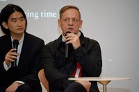 カールステン・ニコライ（右）