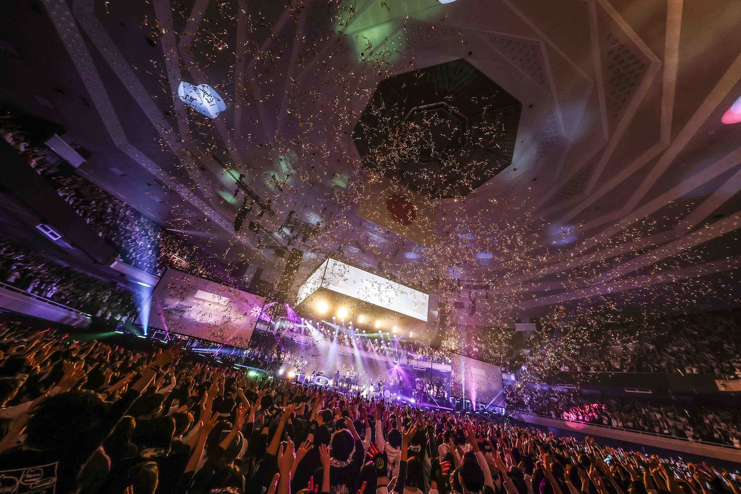 UVERworldのライブの様子。
