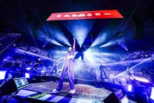 UVERworldのライブの様子。