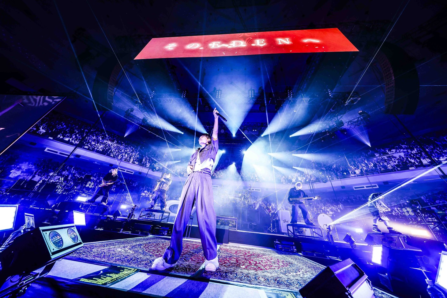 UVERworldのライブの様子。