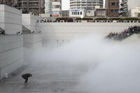 田中泯 場踊りat 坂本龍一＋中谷芙二子＋高谷史郎《LIFE-WELL TOKYO》霧の彫刻 #47662（撮影：平間至）