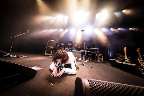 正座でお辞儀する志磨遼平（Vo, G）。（撮影：森好弘）