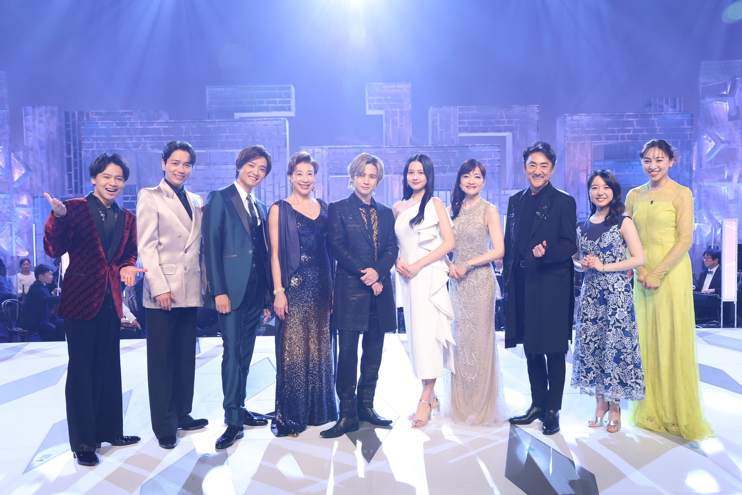 左から中川晃教、山崎育三郎、井上芳雄、前田美波里、堂本光一、中村麗乃、島田歌穂、市村正親、上白石萌音、音月桂。(c)フジテレビ