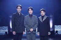 左から甲斐翔真、海宝直人、鳳蘭。(c)フジテレビ