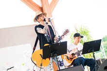 清春のフリーライブの様子。