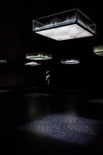 「坂本龍一｜音を視る 時を聴く」東京都現代美術館、2024 年
坂本龍一+高谷史郎《LIFE–fluid, invisible, inaudible...》2007 ©2024 KAB Inc. 撮影：丸尾隆一