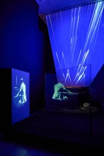 「坂本龍一｜音を視る 時を聴く」東京都現代美術館、2024年　坂本龍一×岩井俊雄《Music Plays Images X Images Play Music》1996–1997/2024 ©2024 KAB Inc.
撮影：丸尾隆一