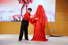 マネキンのベールを剥がす西川貴教。