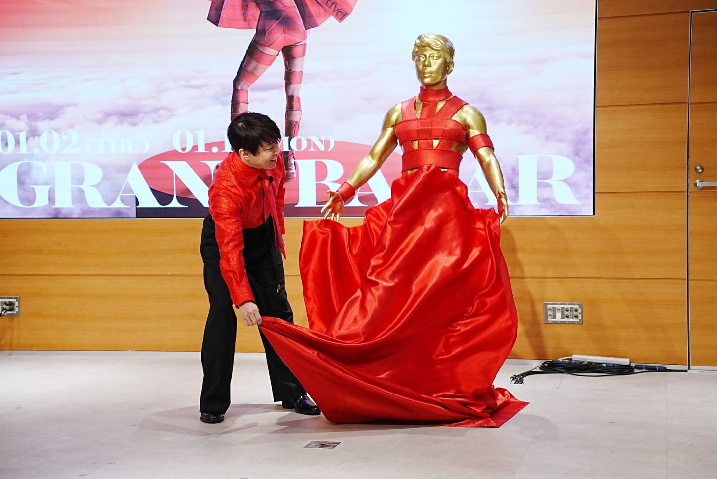 マネキンを除幕する西川貴教。