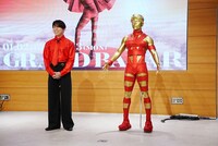 西川貴教とHOT LIMITスーツを着た西川貴教のマネキン。