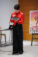 ゲームをプレイする西川貴教。