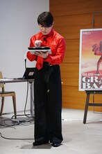 ゲームをプレイする西川貴教。