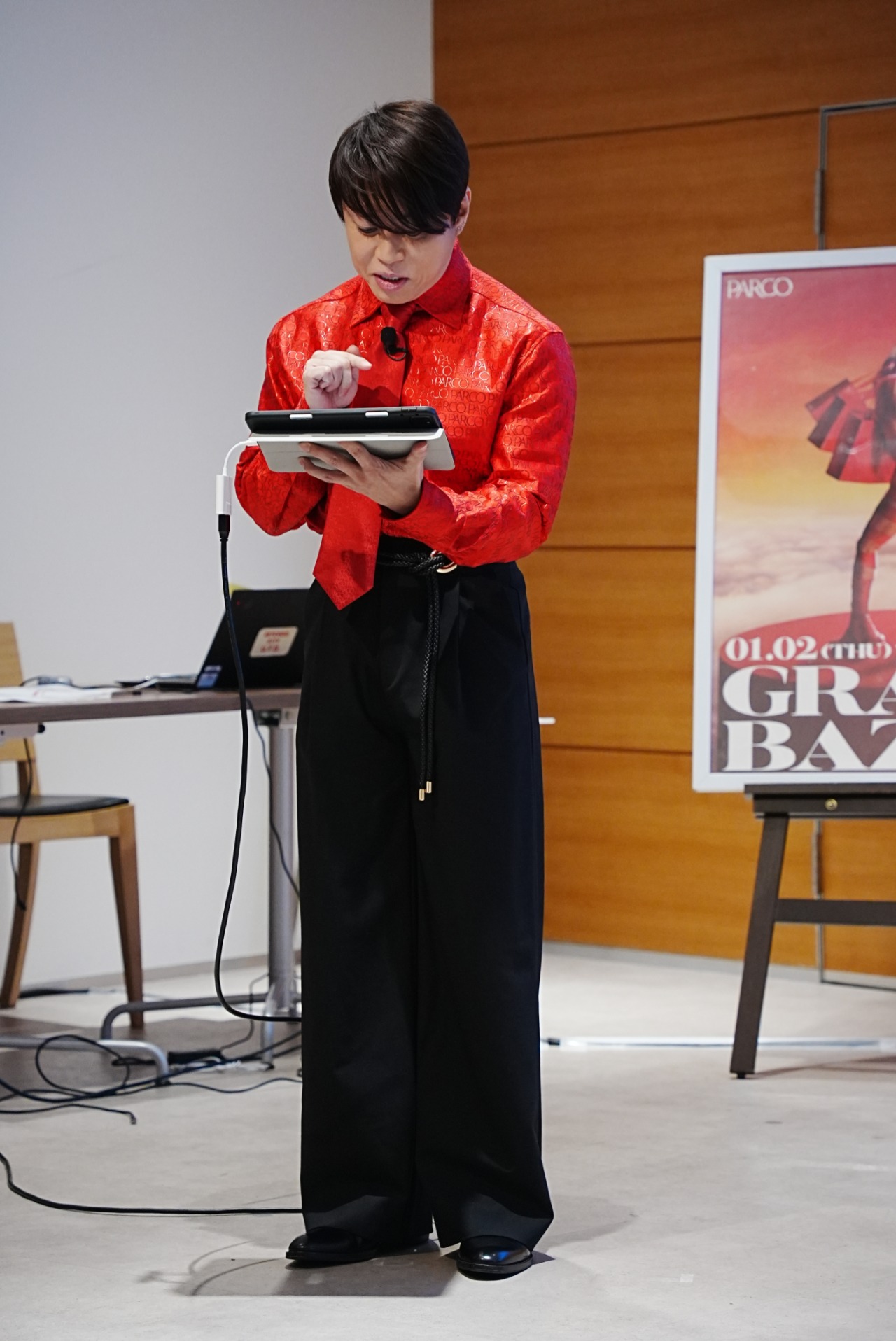 ゲームをプレイする西川貴教。