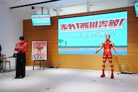 ゲームをプレイする西川貴教。