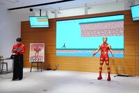 ゲームをプレイする西川貴教。