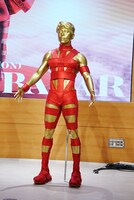 特別なHOT LIMITスーツを着用したマネキン。