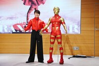 西川貴教とHOT LIMITスーツを着た西川貴教のマネキン。