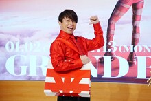 HOT LIMIT衣装をモチーフにしたショッパーをアピールする西川貴教。