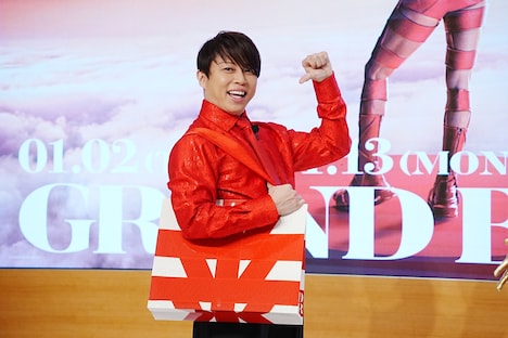 HOT LIMIT衣装をモチーフにしたショッパーをアピールする西川貴教。