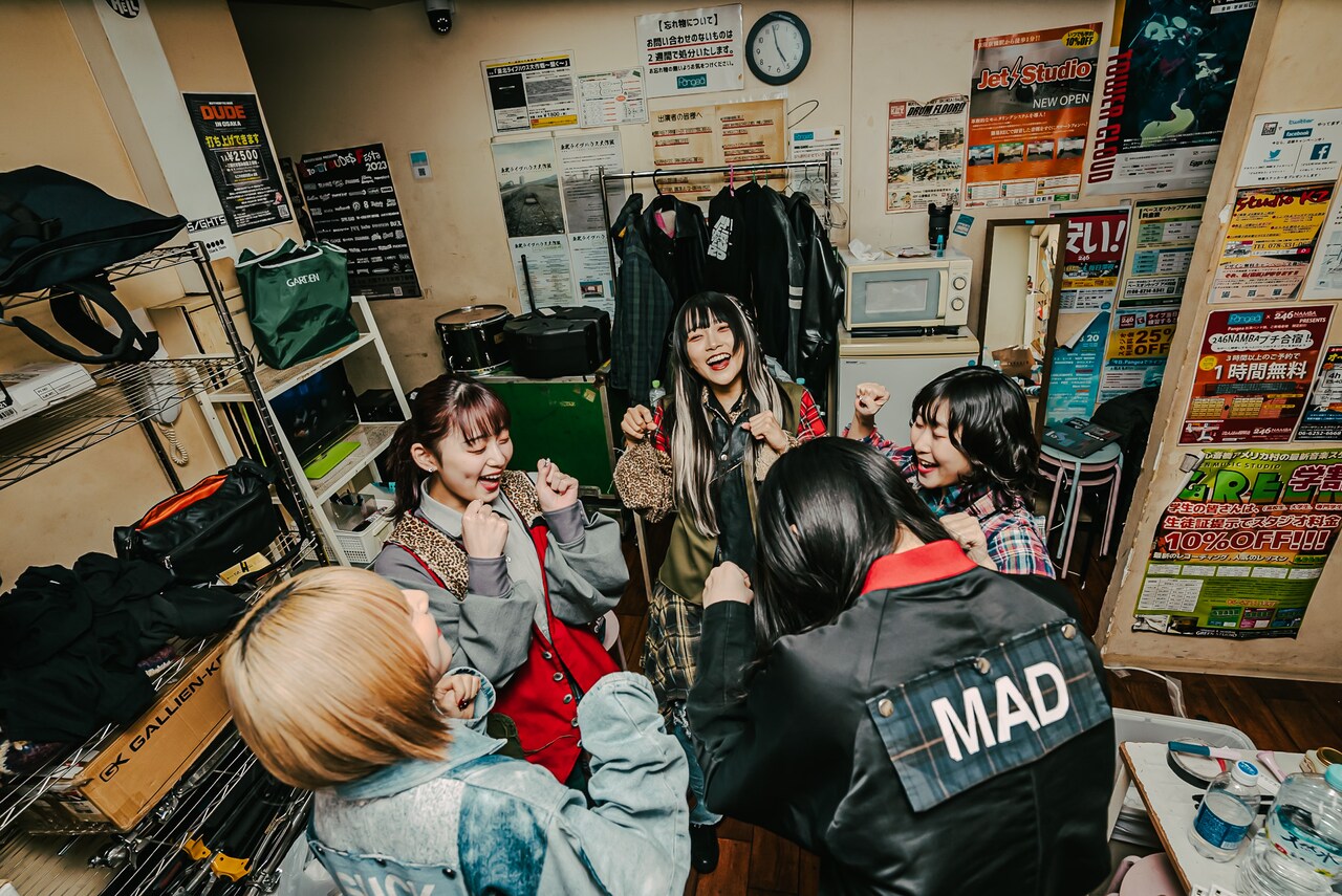 「にゃんにゃーん！」と叫ぶBiS。