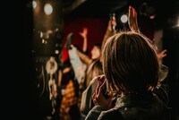 開脚披露中のヒューガーを見つめるナノ3の後頭部。